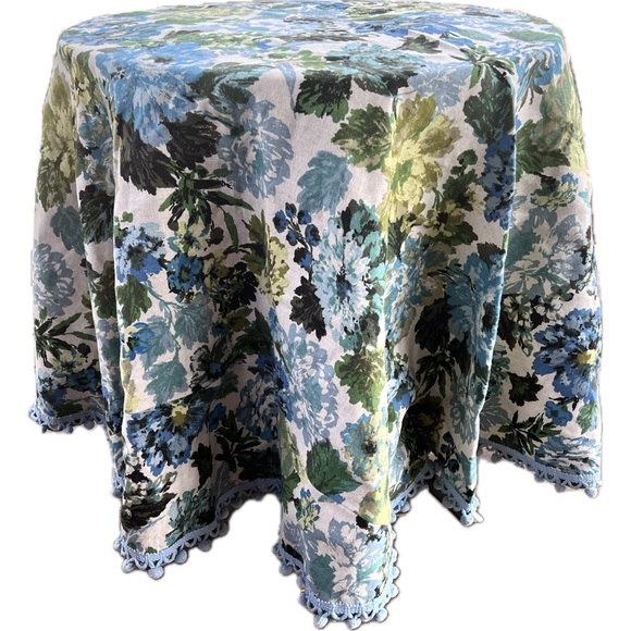 Handcrafted floral vintage circular tablecloth with 2 pillows - Picture 1 of 12